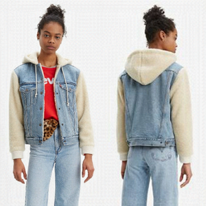 LEVI’S-Ex-boyfriend Sherpa Hooded Trucker Jacket - Light Wash (Size:Small)